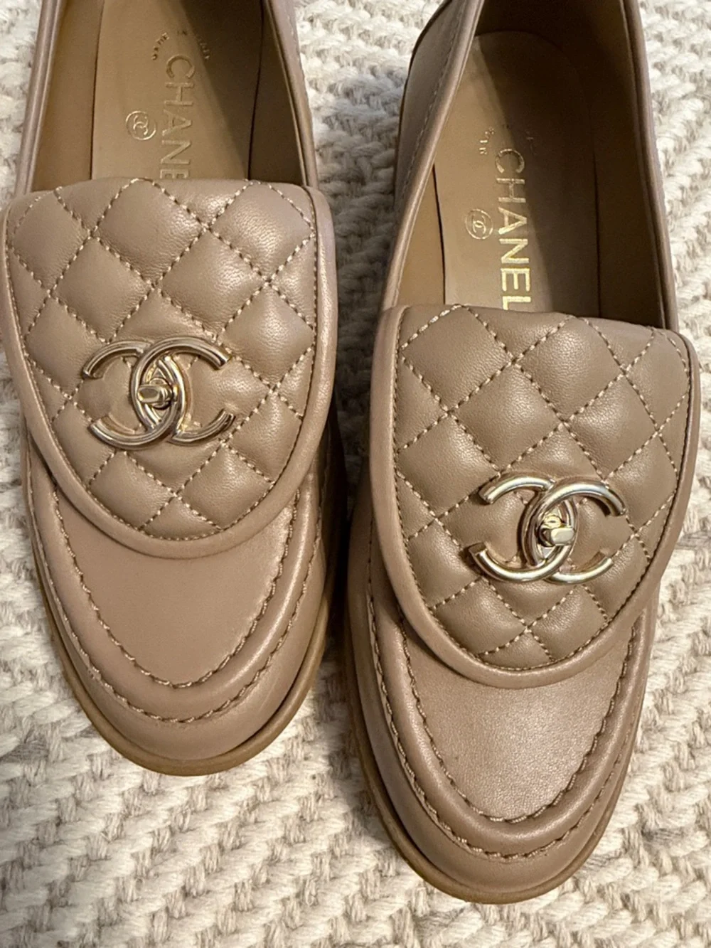 CHANEL Quilted Leather Loafers in Taupe with Gold CC Logo size 39EU 8 US - Picture 5 of 5